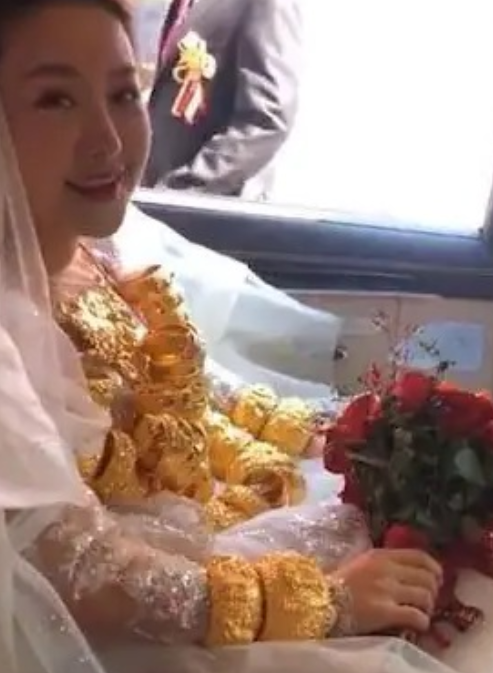 العروسة تتزين بالذهب