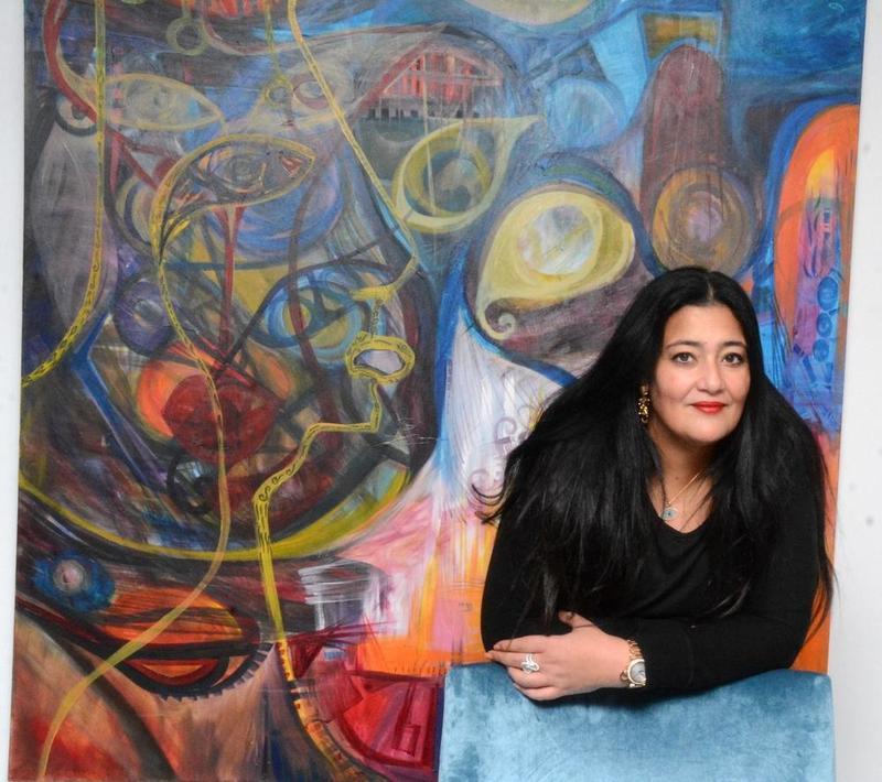 الفنانة شاليمار مع إحدى لوحاتها