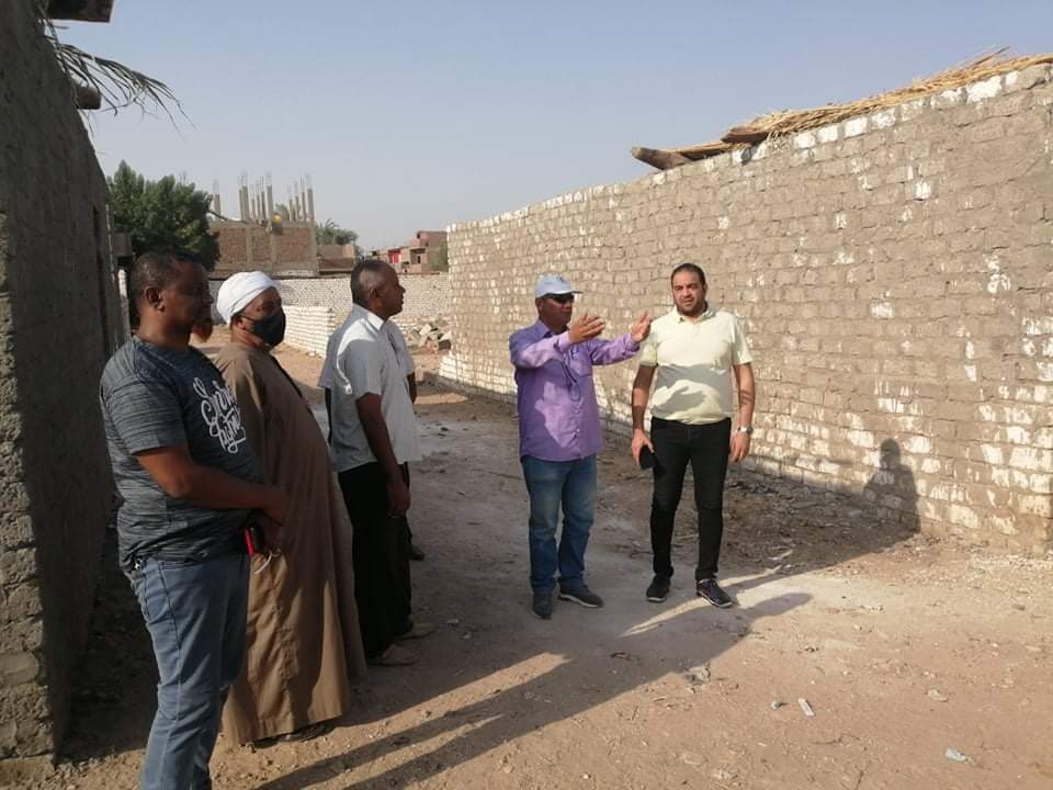 رئيس مدينة الأقصر يتابع ميدانياً شكاوي المواطنين رئيس مدينة الأقصر يتابع ميدانياً شكاوي المواطنين