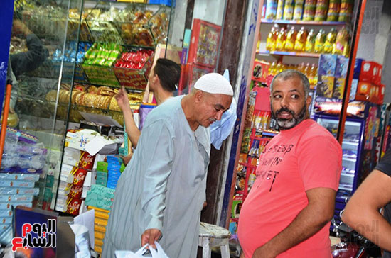 شراء حلوى المولد بمدينة إسنا