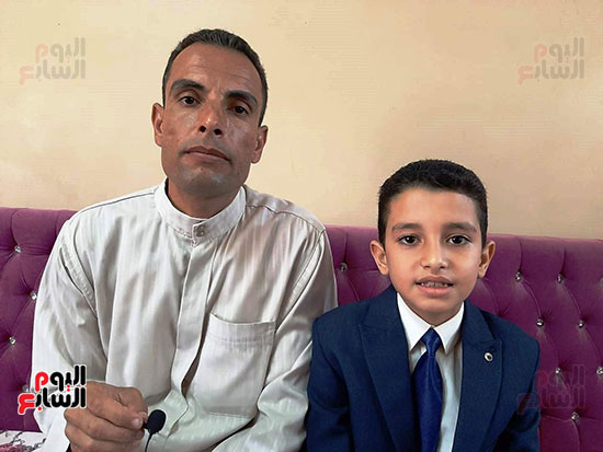 أحمد مع والده