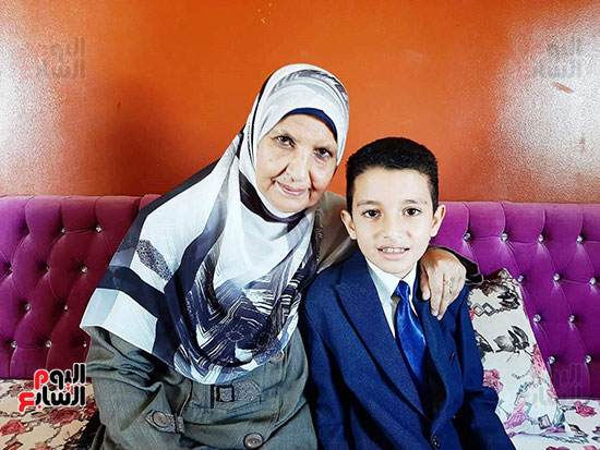 أحمد مع جدته والدة امه