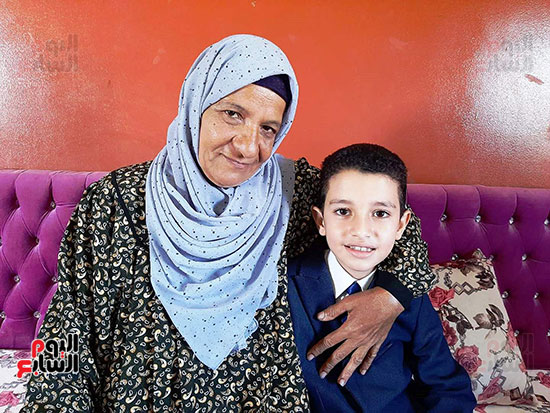 أحمد مع جدته والدة ابيه