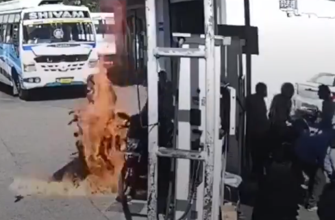 النار تشتعل فى الدراجة