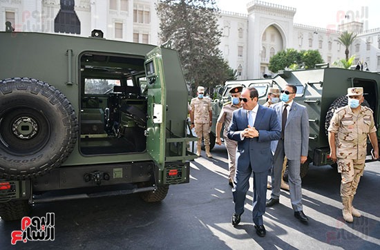 الرئيس السيسي يتفقد عددا من المركبات المدرعة (1)