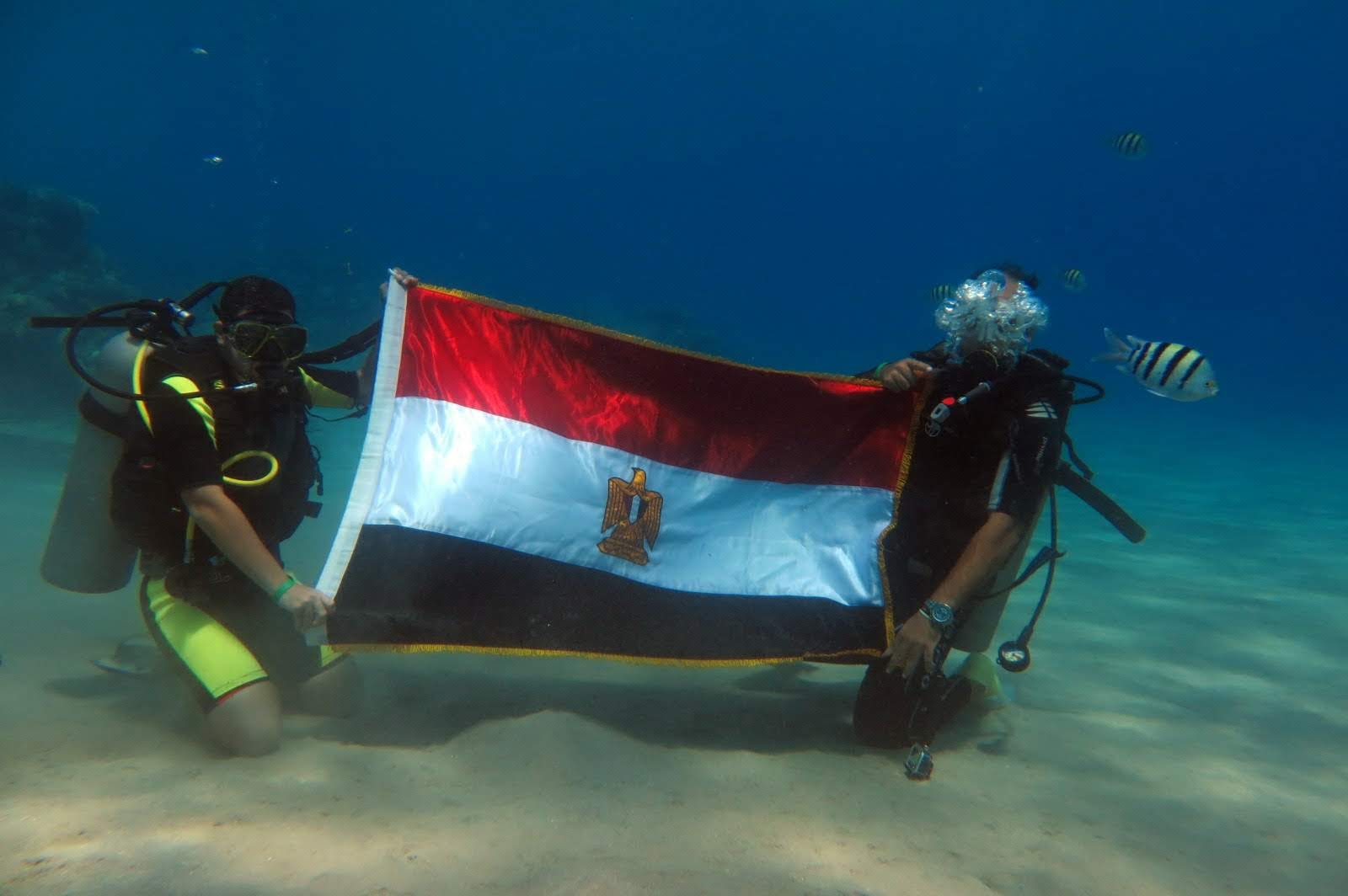 محمد كرم يرفع علم مصر تحت الماء