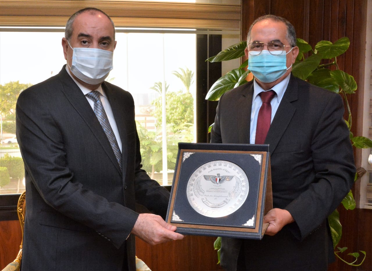 وزير الطيران المدنى يلتقى مدير عام المنظمة العربية للطيران (2)