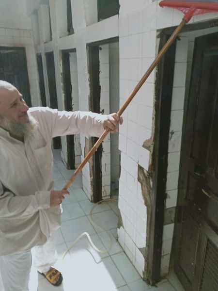 أعمال نظافة قبل فتح دورات المياه بالمساجد (1)