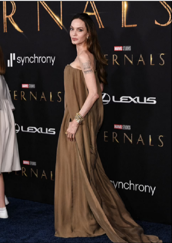 انجلينا جولي في ظهور استثنائي في العرض الأول لفيلم Eternals  (3)