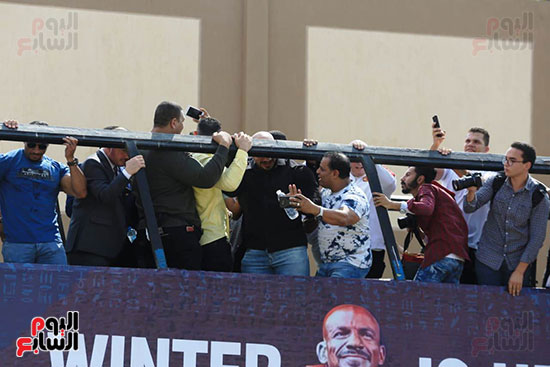 وصور-بيج-رامى-بطل-مستر-أولمبيا-إلى-مطار-القاهرة--(15)