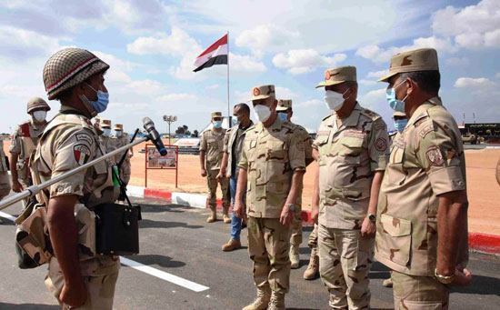 وزير الدفاع يشهد إجراءات تفتيش الحرب لأحد تشكيلات الجيش الثانى (2)