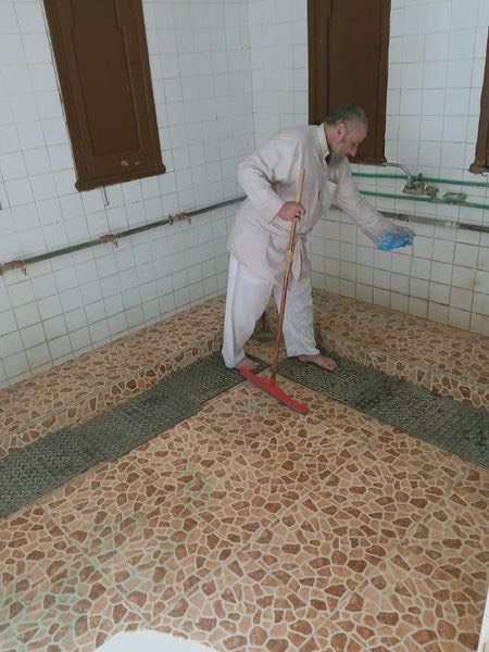 أعمال نظافة قبل فتح دورات المياه بالمساجد (2)