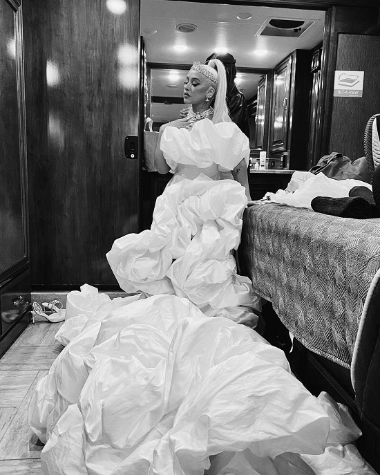 كريستينا أجيليرا بفستان ضخم وتاج ماسي في الذكرى الخمسين لـ والت ديزني  (3)