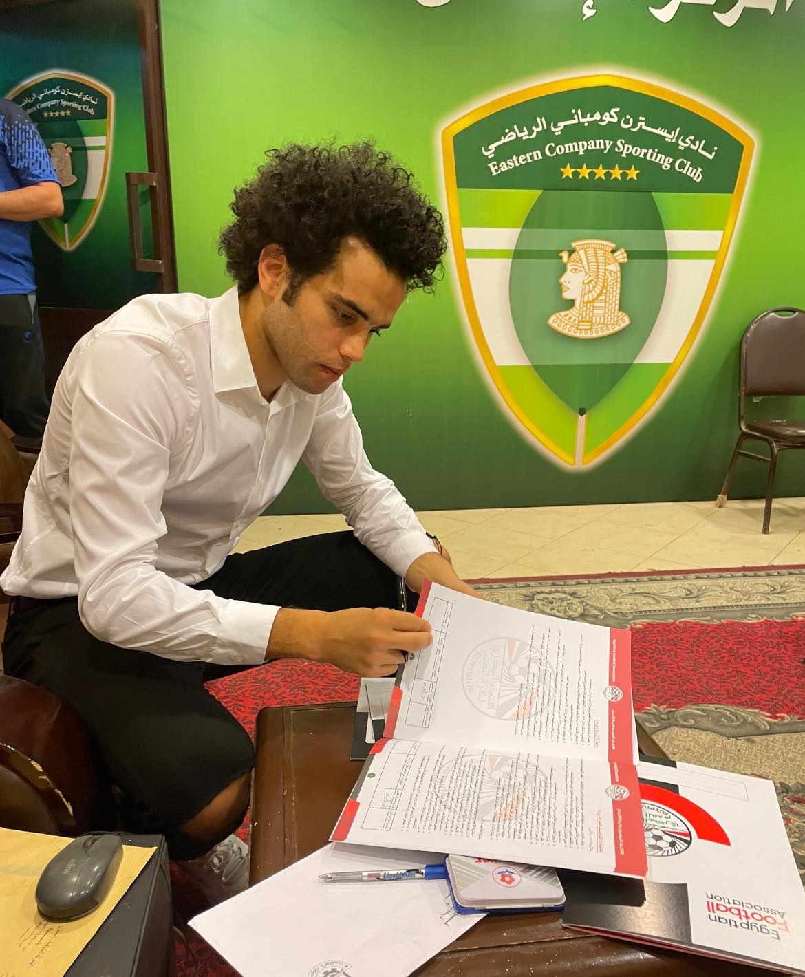 احمد ناصر اثناء توقيعه للشرقية للدخان  (1)