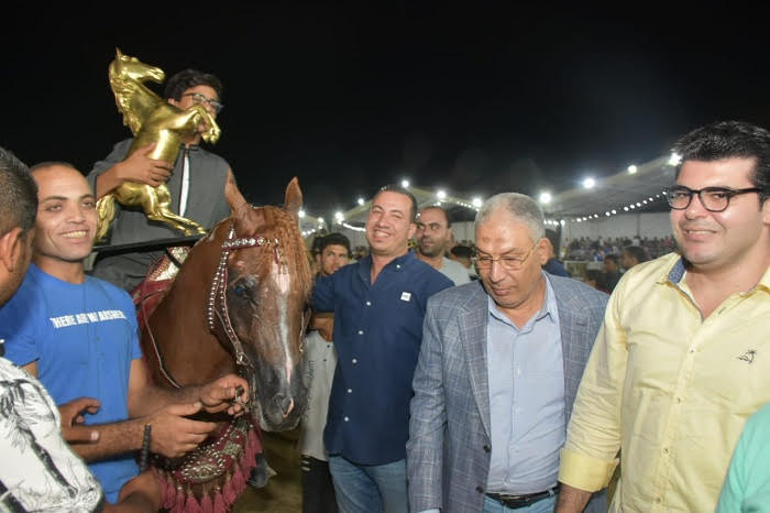 مجسمات للخيول هدايا الفائزين بمهرجان الخيول العربية بالشرقية (6)