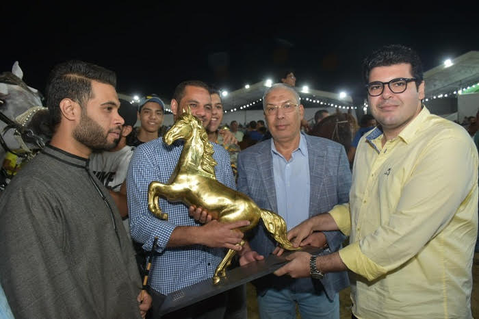 مجسمات للخيول هدايا الفائزين بمهرجان الخيول العربية بالشرقية (1)