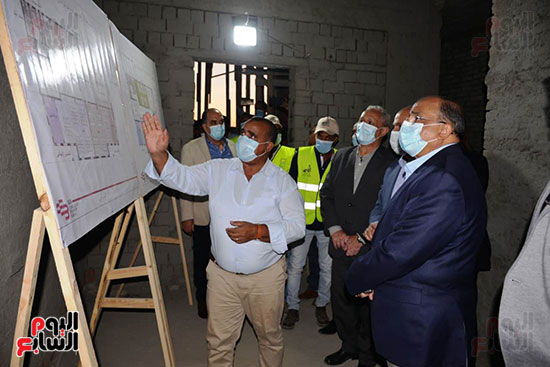 وزير-التنمية-المحلية-يختتم-زيارته-للأقصر-بتفقد-مشروعات-تطوير-الريف-المصري--(6)