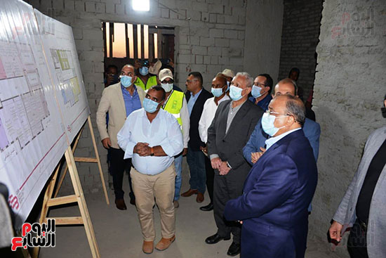 وزير-التنمية-المحلية-يختتم-زيارته-للأقصر-بتفقد-مشروعات-تطوير-الريف-المصري--(5)