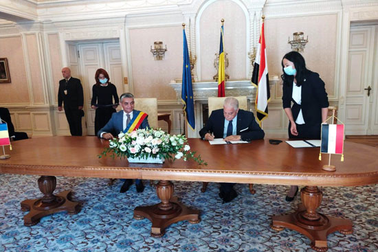 توقيع اتفاقية تآخى بين مدينتى سيناء الرومانية وشرم الشيخ (6)