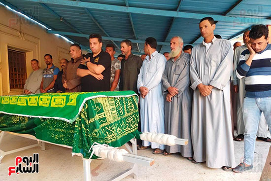 الحزن يخيم على جنازة الطفلة نورهان ضحية الإهمال الطبى بمستشفى طنطا الجامعى (7)