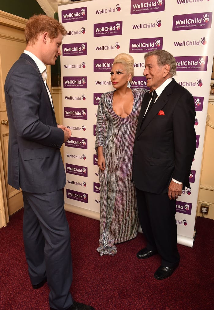 قابل ليدي غاغا وتوني بينيت الأمير هاري في لندن ، إنجلترا ، في 8 يونيو 2015.