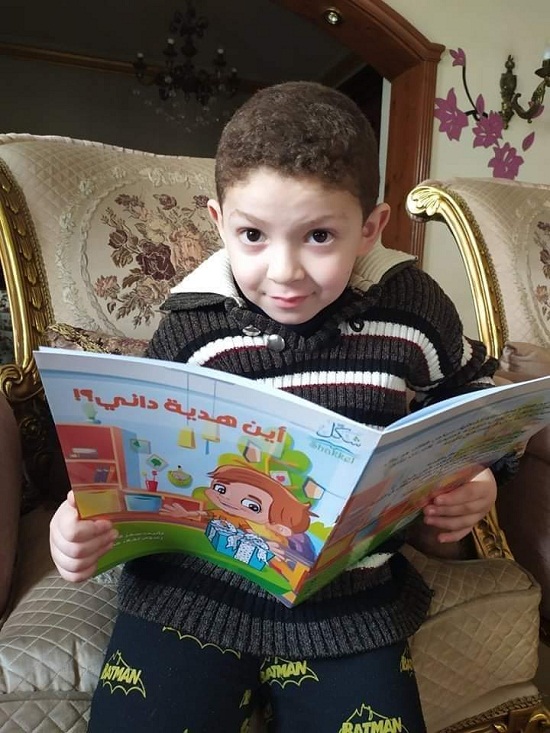 طفل يقرأ قصته