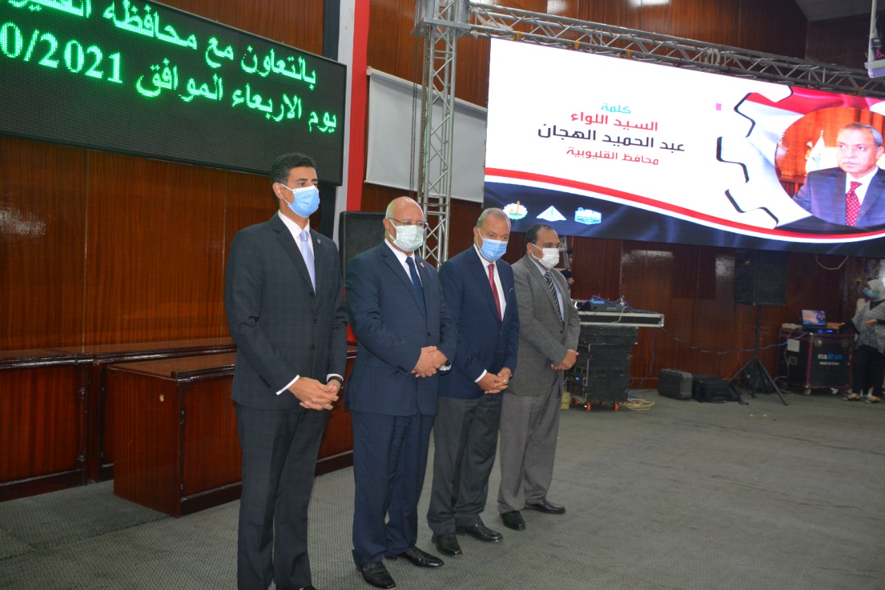محافظ القليوبية ورئيس جامعة بنها يشهدان تكريم طلاب المبادرة الرئاسية صنايعية مصر (4)