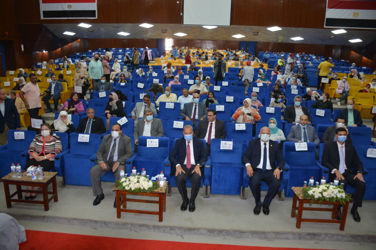 محافظ القليوبية ورئيس جامعة بنها يشهدان تكريم طلاب المبادرة الرئاسية صنايعية مصر (6)