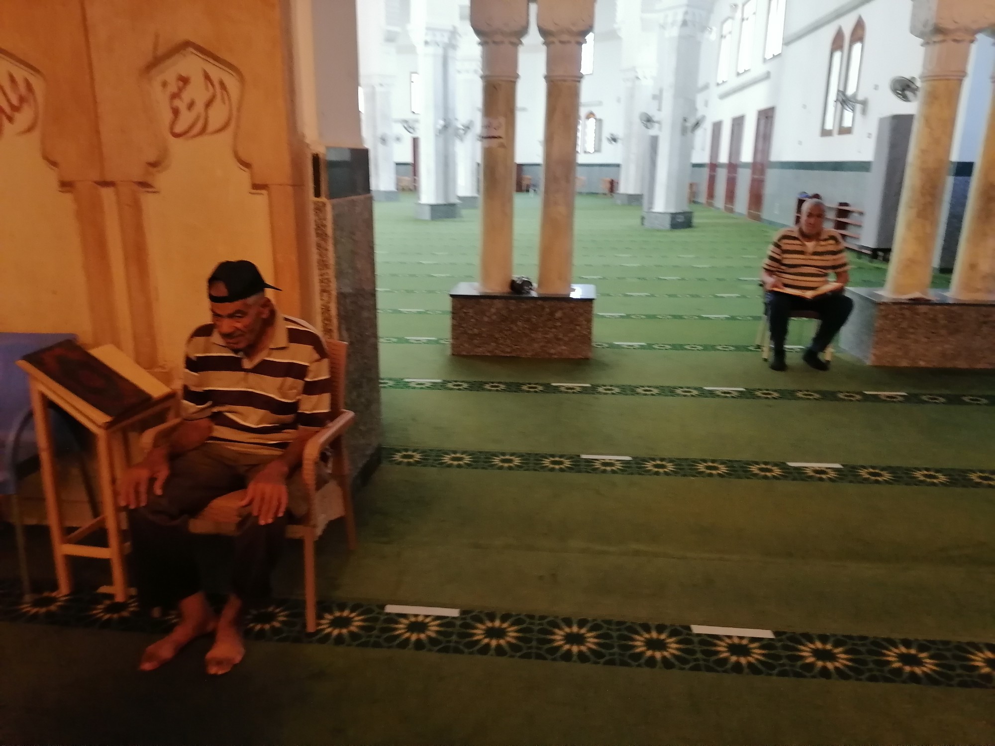 المصلين داخل المسجد