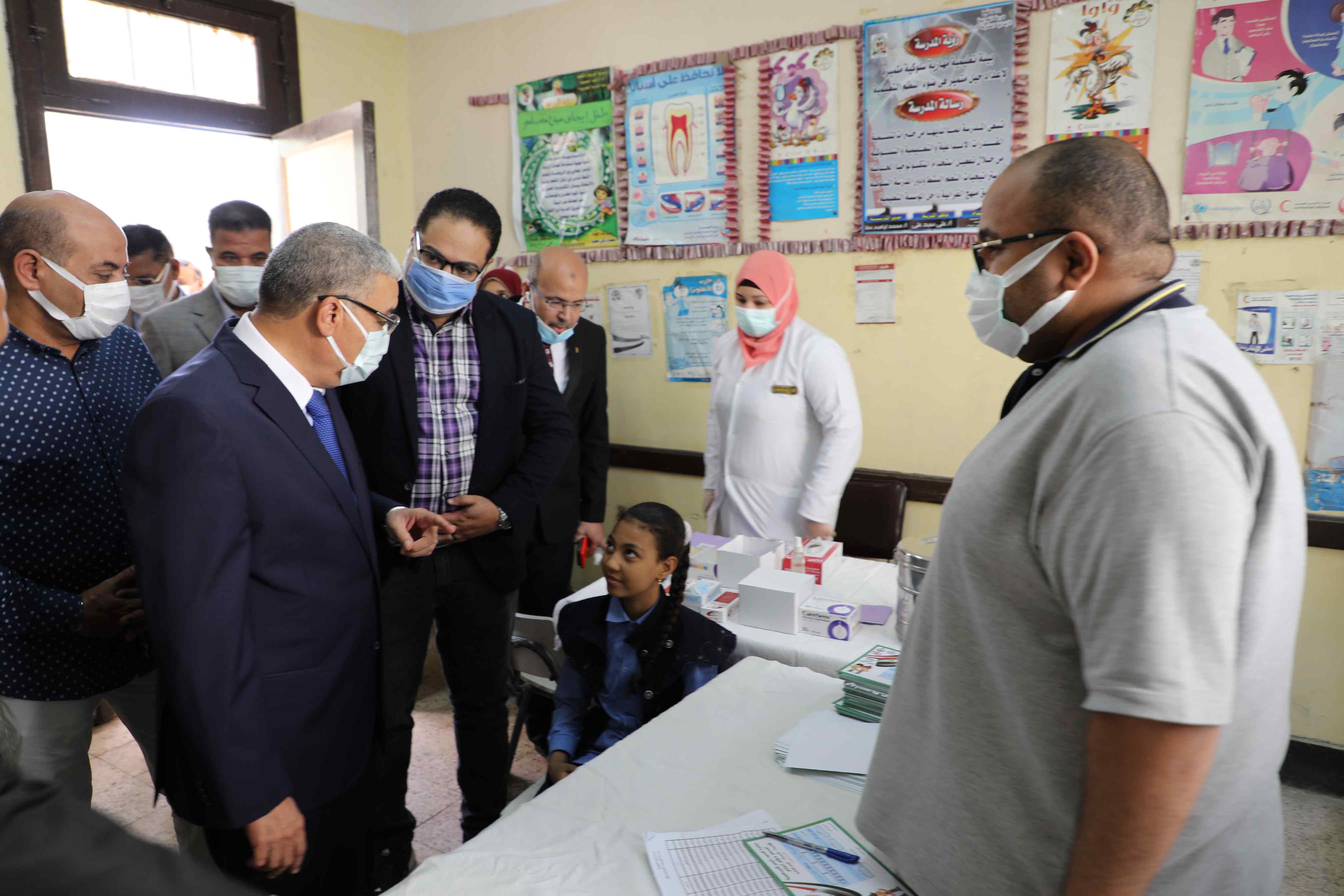 محافظ المنيا يتابع أعمال المبادرة الرئاسية لمكافحة أمراض الأنيميا والسمنة والتقزم لطلاب المدارس الابتدائية (9)