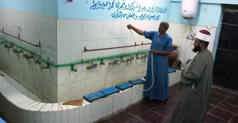 تعقيم وتطهير دورات المياه فى المساجد بأسوان (1)