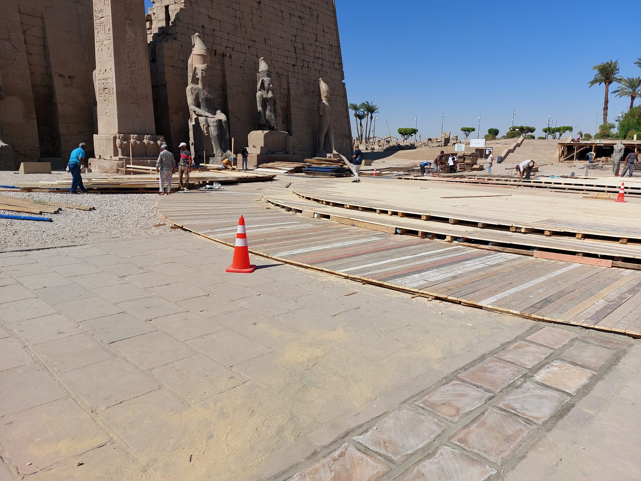 تجهيزات حفل إفتتاح طريق الكباش الفرعوني بمعبد الأقصر