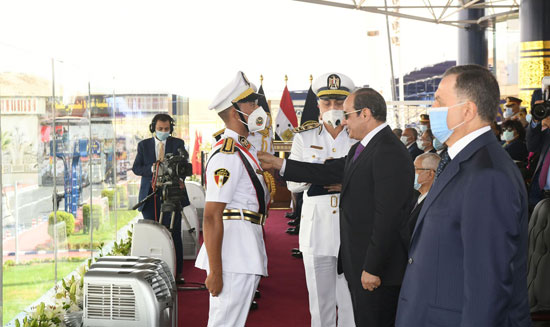 الرئيس السيسى يكرم أوائل كلية الشرطة