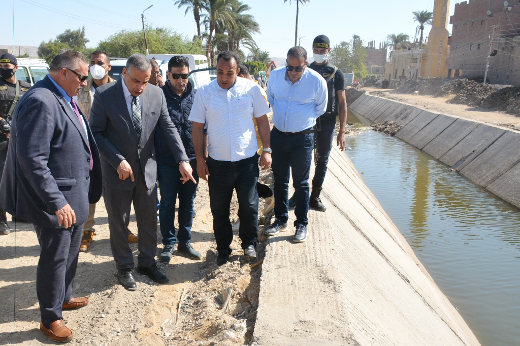 المحافظ يتفقد تبطين الترع بساقلتة (1)