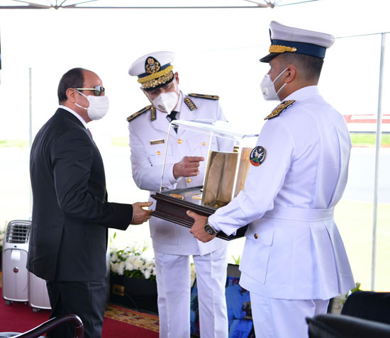 إهداء الرئيس السيسى هدية تذكارية بحفل تخرج طلاب الشرطة