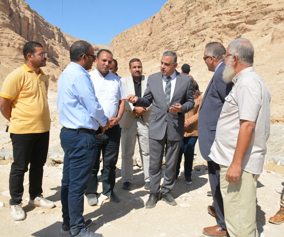 محافظ سوهاج يتفقد عددا من مخرات السيول للاطمئنان على جاهزيتها  (3)