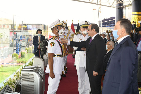 الرئيس السيسى يكرم أوائل كلية الشرطة (2)