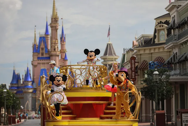 حل Mickey and Friends Cavalcade مكان العروض التقليدية عندما أعيد افتتاح عالم والت ديزني وسط الوباء
