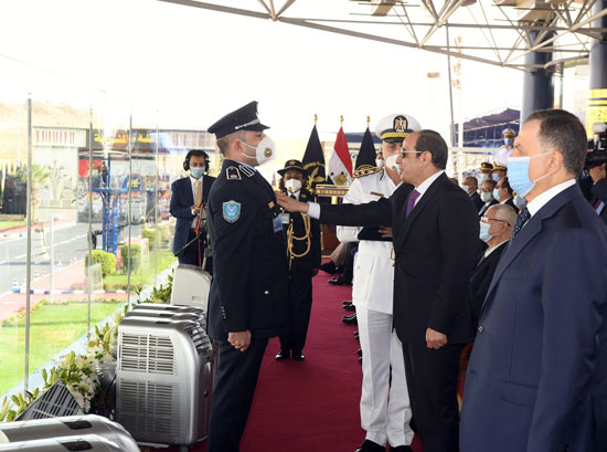 الرئيس السيسى يكرم أوائل كلية الشرطة دفعة 2021 خلال حفل تخرجهم (2)