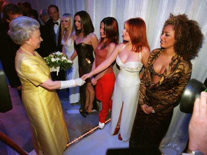 تلتقي The Spice Girls بالملكة إليزابيث الثانية في لندن ، إنجلترا ، في 1 ديسمبر 1997. إس تي آر نيو  رويت