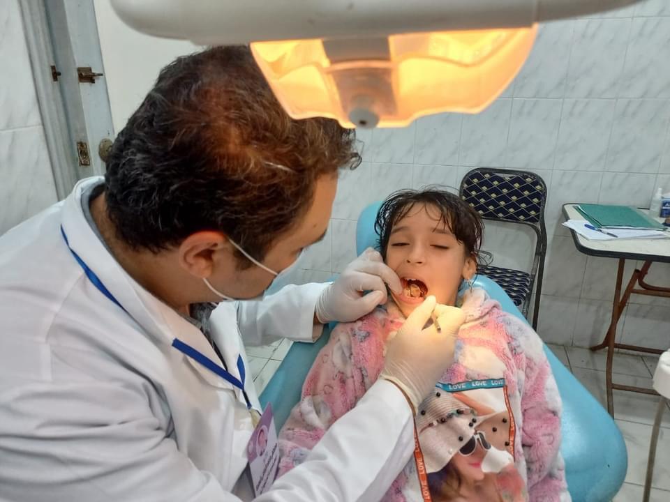 الكشف الطبي على المواطنين بعيادة الأسنان