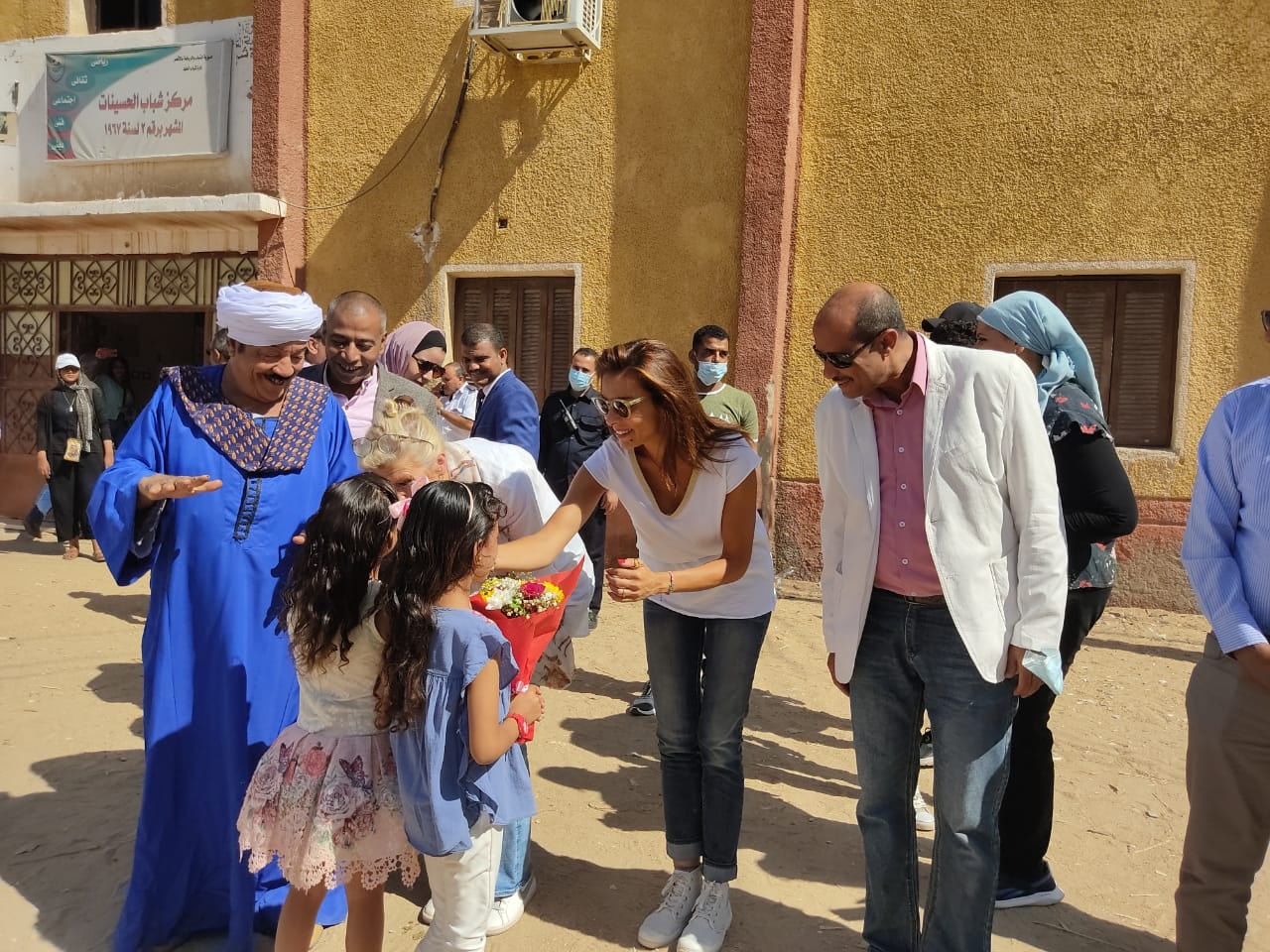 الأطفال فى إستقبال سفيرة النوايا الحسنة وممثل صندوق الأمم المتحدة في مصر