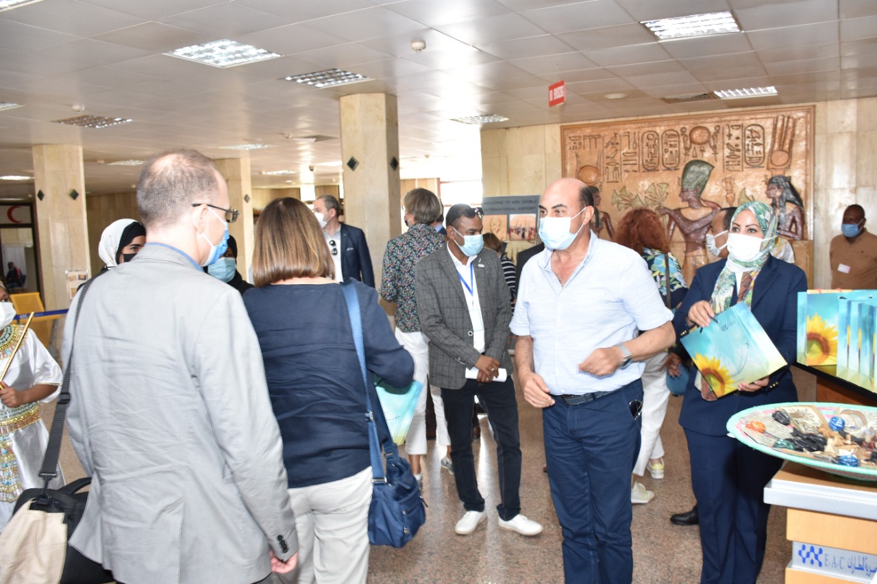 محافظ أسوان بمطار ابوسمبل محافظ أسوان بمطار ابوسمبل
