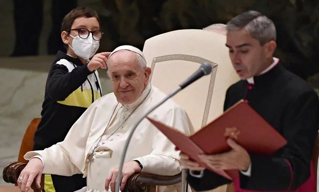 الطفل يحصل على قبعة البابا فرنسيس