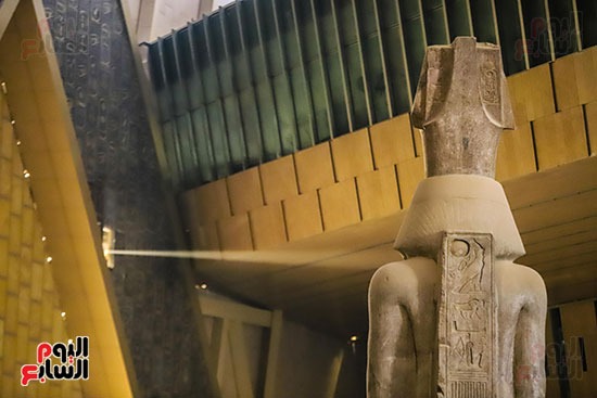 تمثال رمسيس الثاني في بهو المتحف المصري الكبير تمثال رمسيس الثاني في بهو المتحف المصري الكبير