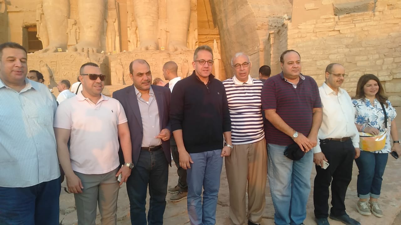 كبار الصحفيين والكتاب برفقة المسؤولين في متابعة ظاهرة تعامد الشمس على معبد أبو سمبل (1)