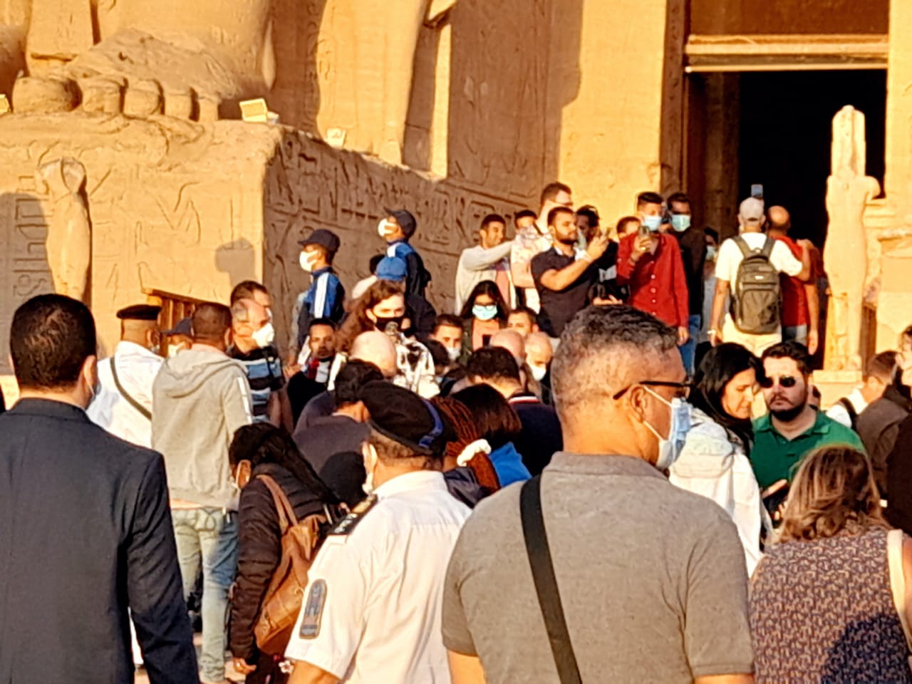 توافد السياح على معبد أبو سمبل لحضور تعامد الشمس (2)