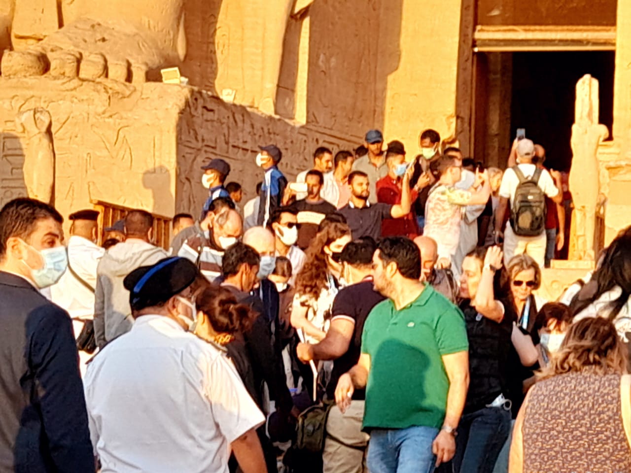توافد السياح على معبد أبو سمبل لحضور تعامد الشمس (3)