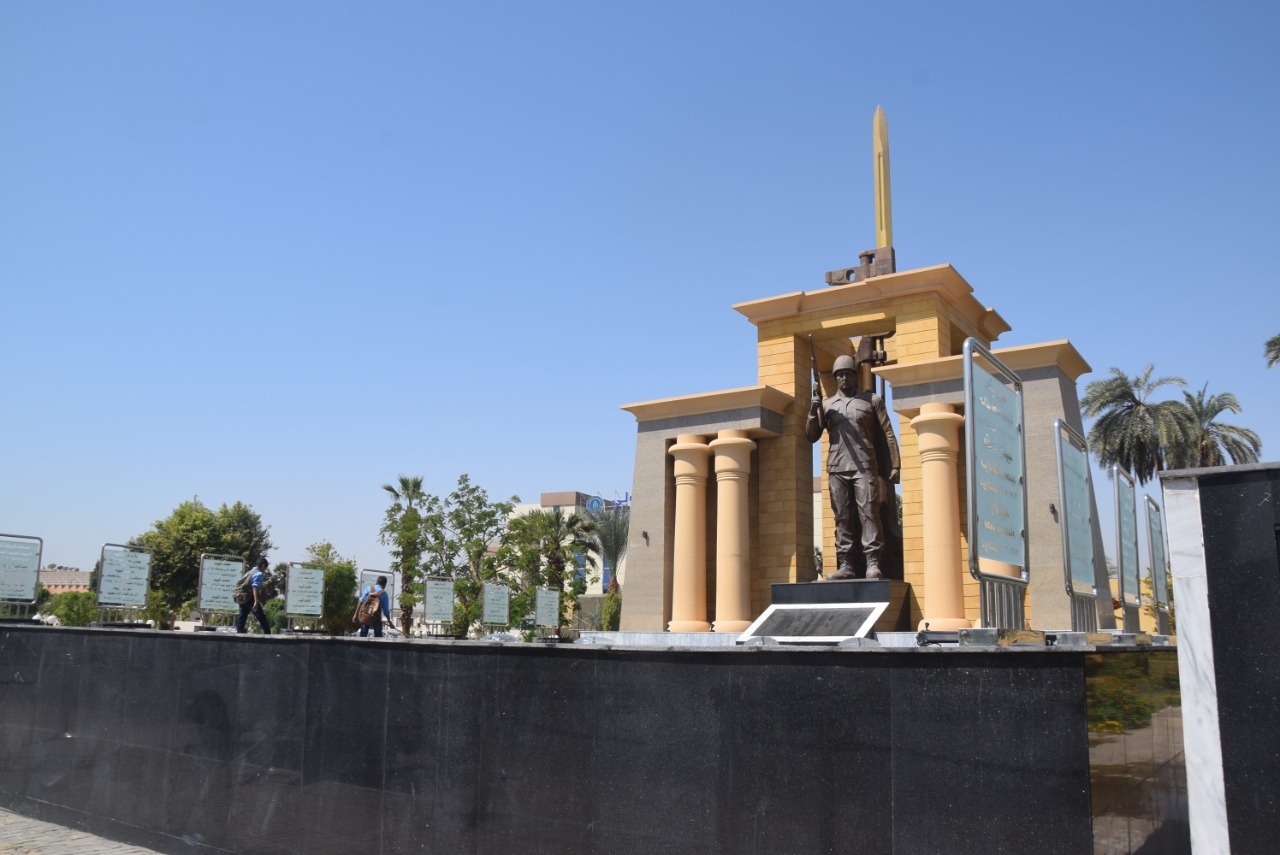 النصب التذكاري بمدينة الأقصر