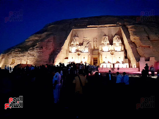 توافد السياح على معبد أبوسمبل لحضور تعامد الشمس (4)